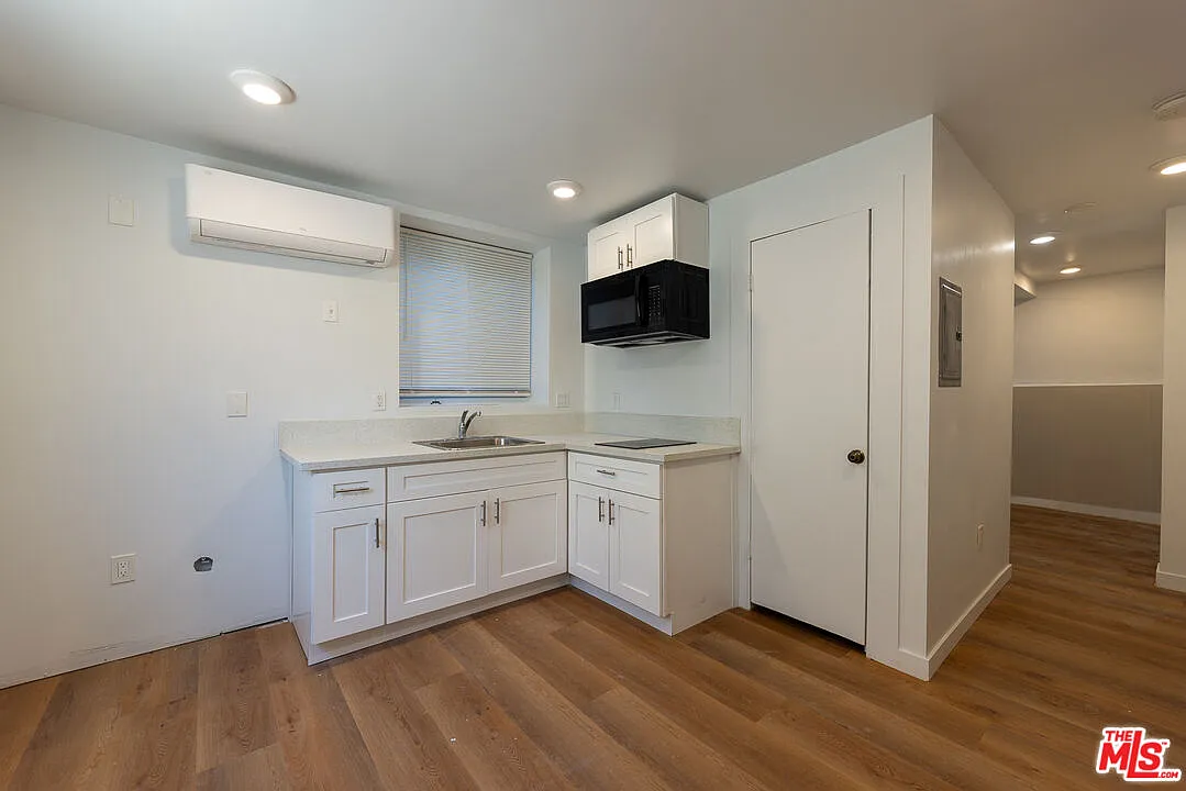 Studio, 1.0 bath, 290 sqft, $1,250 — Photo 1