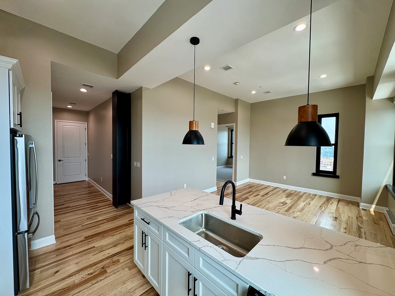 2 bed, 1045 sqft, $2,150 — Photo 4