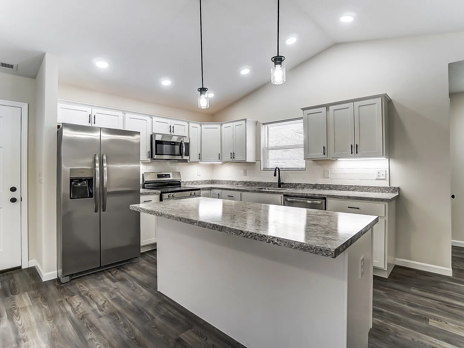 2 bed, 1008 sqft, $2,195 — Photo 1