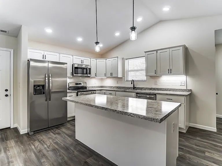 1432 W Elm St — Photo 1