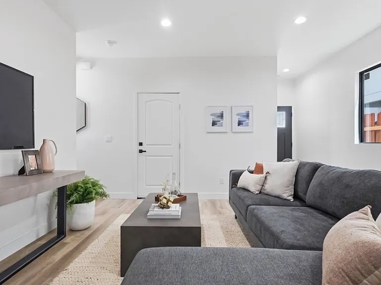 4421 Phelan Ave — Photo 23