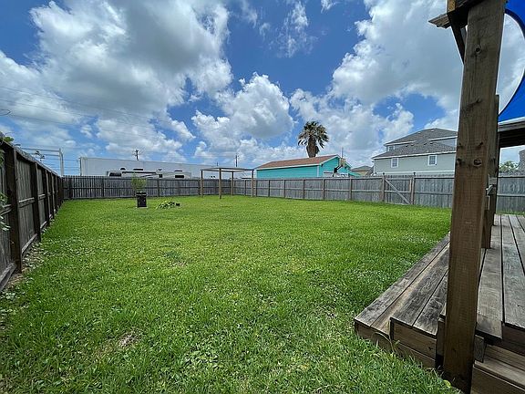 Spacious yard, Sticker free!