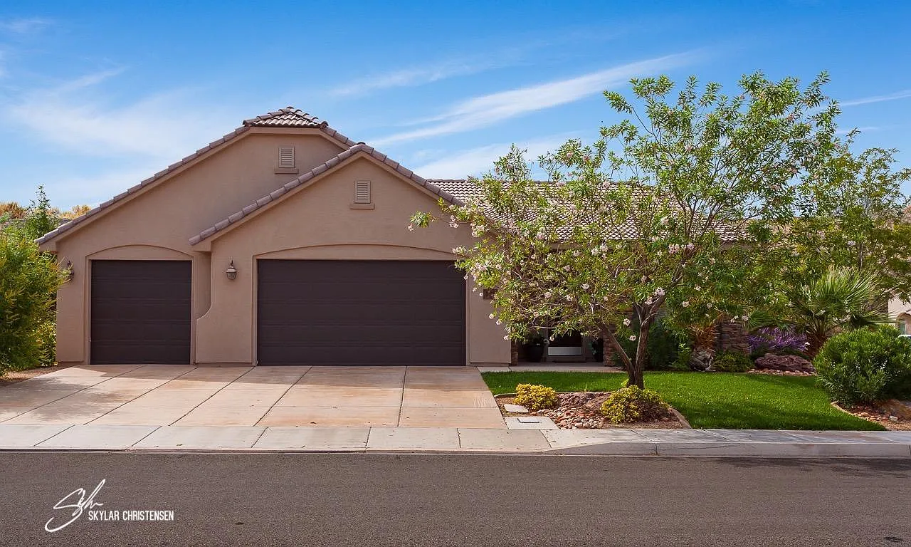 Beautiful Home in the Estates at Hidden Valley — Photo 1