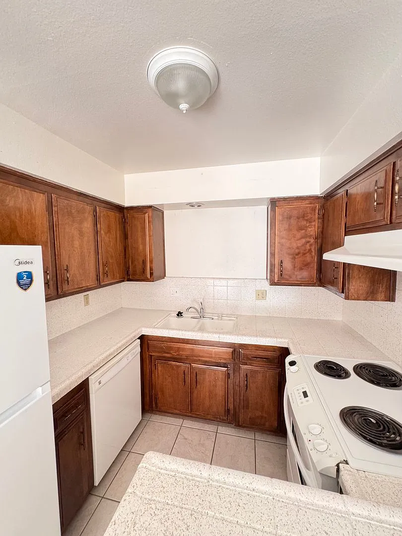 7900 N Laurelglen Boulevard — Photo 4
