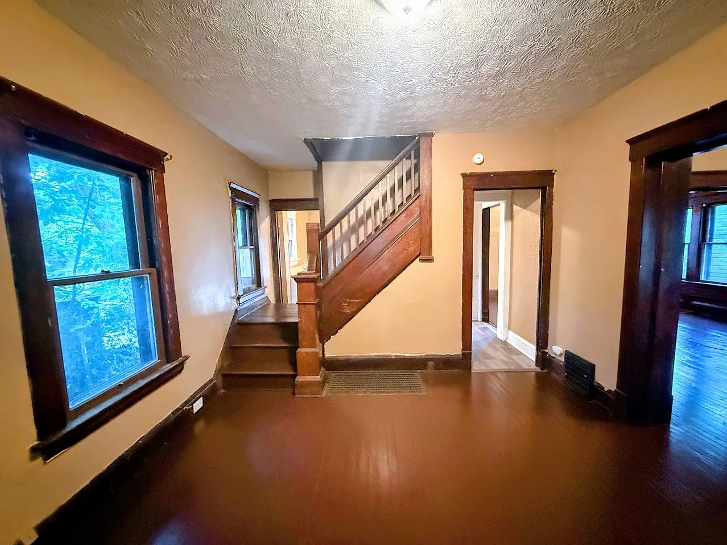 Three bedroom one bathroom single family home for rent — Photo 2