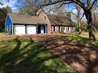 605 Fort Bend Dr, Wallis, TX 77485