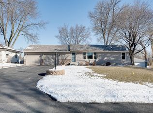 2531 James Dr E, Maplewood, MN 55119