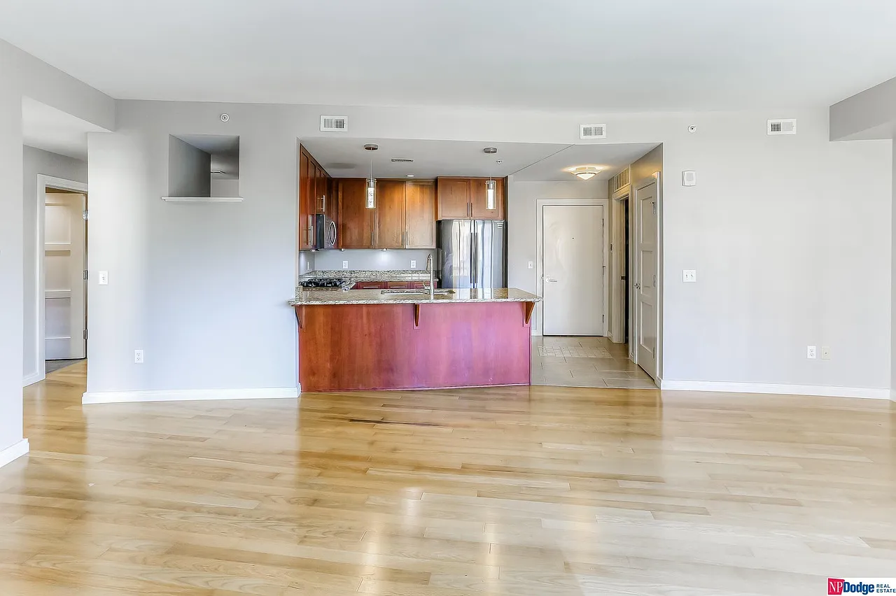 1 bed, 945 sqft, $1,900 — Photo 3