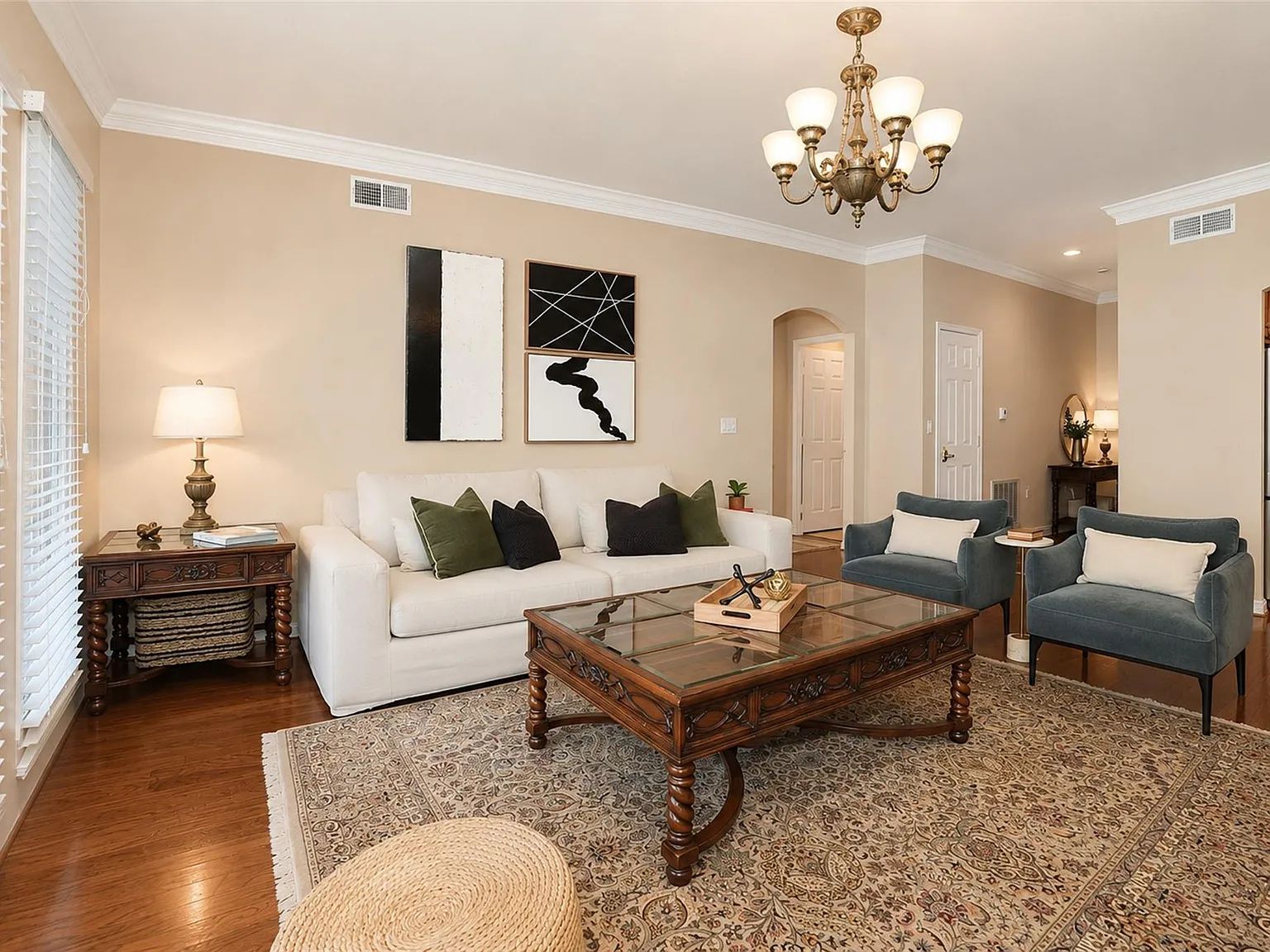 3 bed, 2.0 bath, 1817 sqft, $3,300 — Photo 2