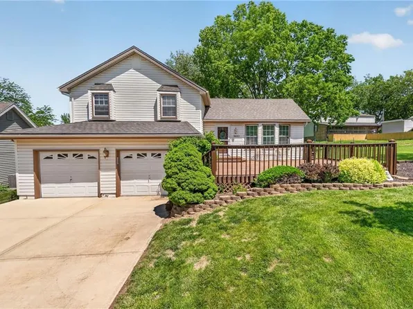 8402 NW 68th St, Parkville, MO 64152