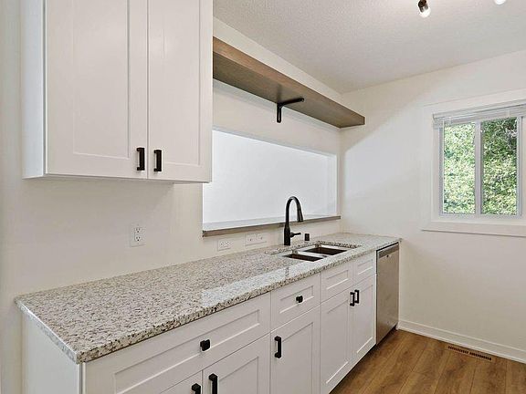 4th image of 525 Broadway Ave N #525