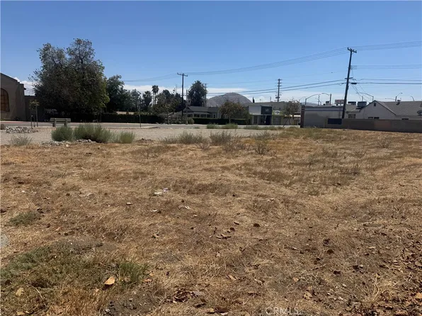 233 La Cadena Dr, Colton, CA 92324