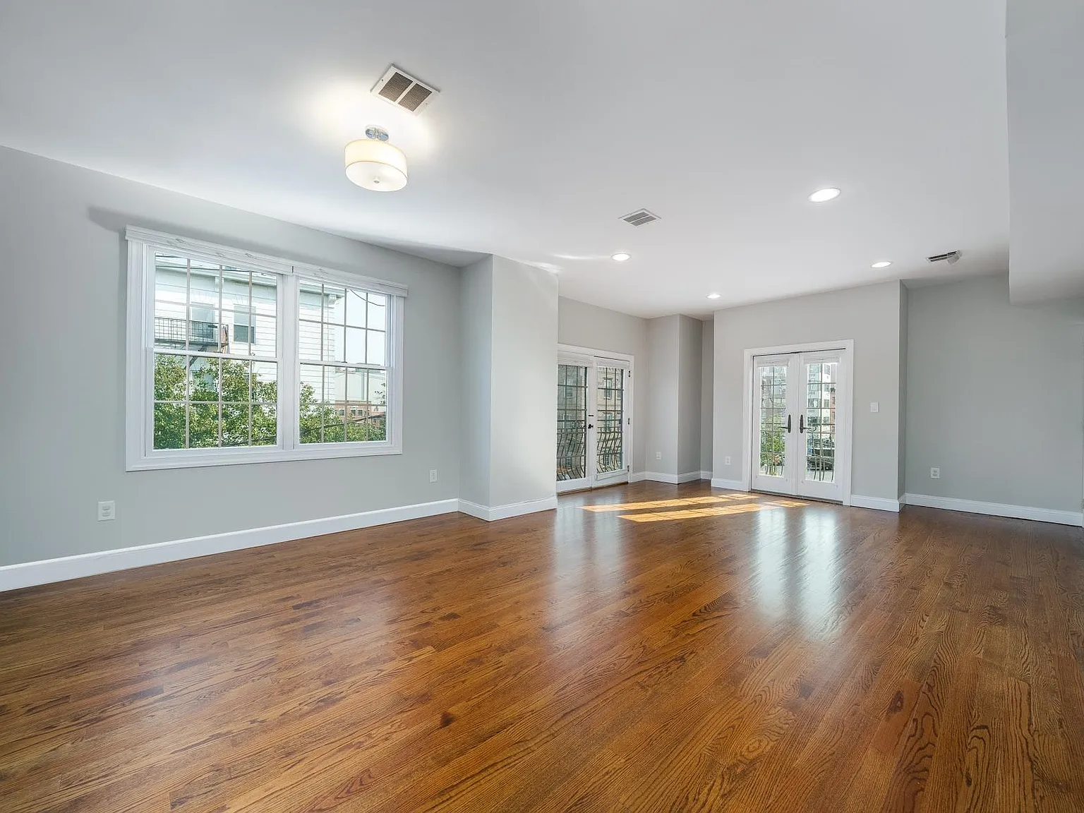 3 bed, 2.0 bath, 1500 sqft, $6,250 — Photo 2