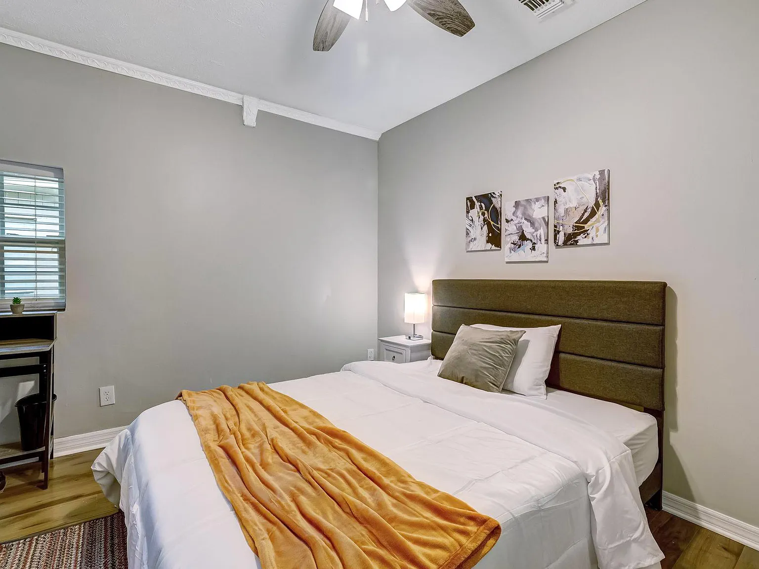 4 bed, 4.0 bath, 2098 sqft, $702 — Photo 2