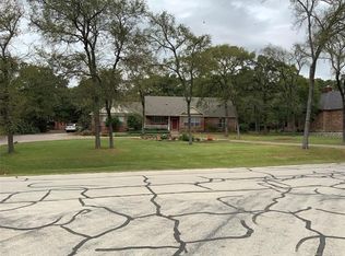 105 Houston Dr, Lake Kiowa, TX 76240