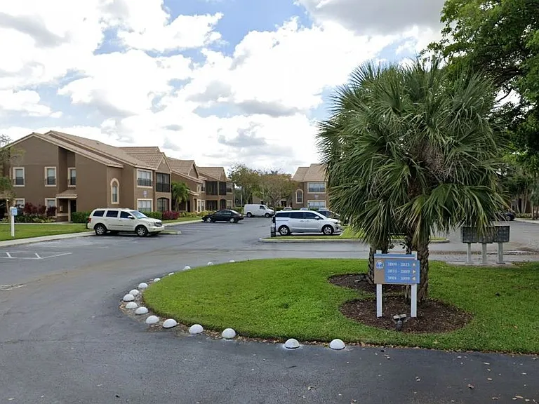 CORAL FALLS APARTMENTS — Photo 17