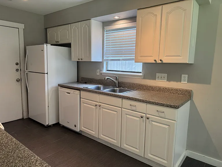 5201 Suburban Dr — Photo 4