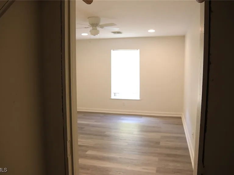 320 Harry Ave S — Photo 11