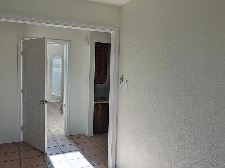 4519 Larchmont Dr NE — Photo 9