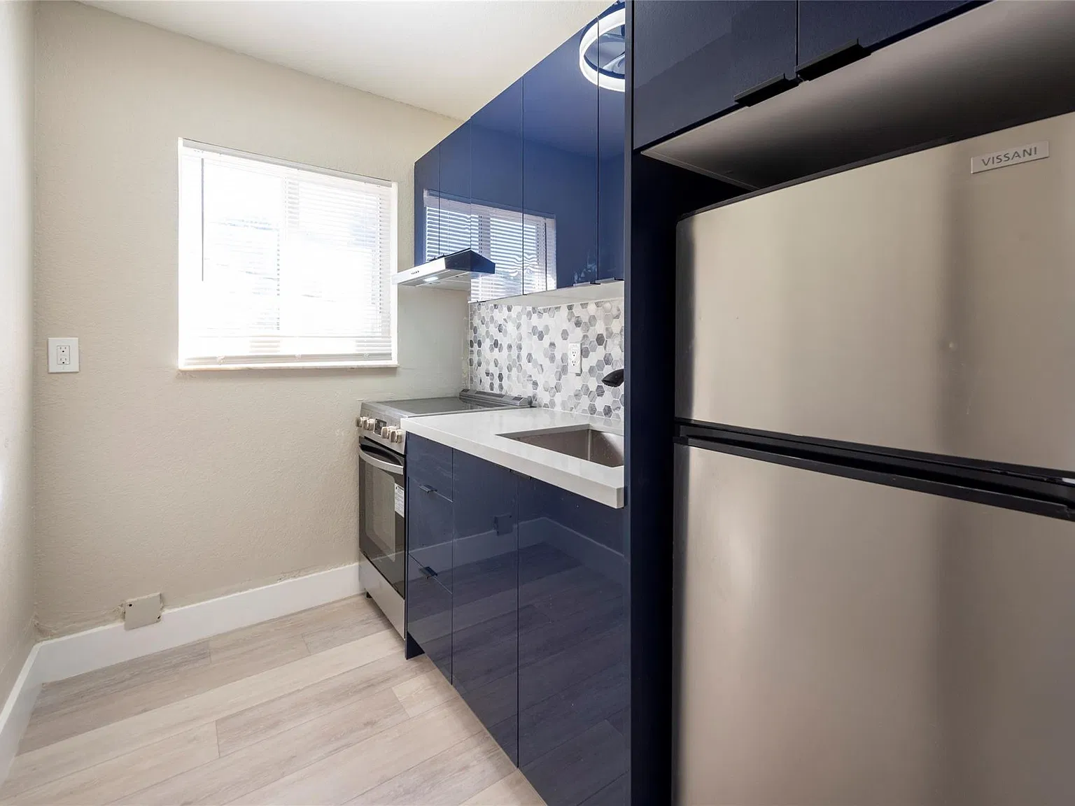 2 bed, 1.0 bath, 1440 sqft, $2,400 — Photo 3