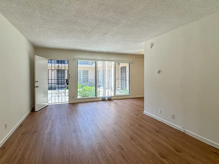 1555 S Hayworth Ave #5 — Photo 4