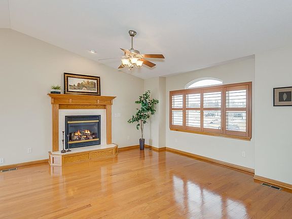 3rd image of 1112 W Basswood Dr