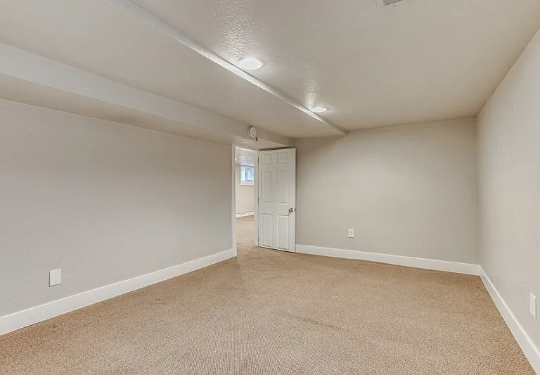 4435 N Clay St — Photo 32