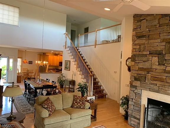 5th image of 10 Turnberry Ln