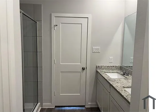 6 bed, 2661 sqft, $3,200 — Photo 2
