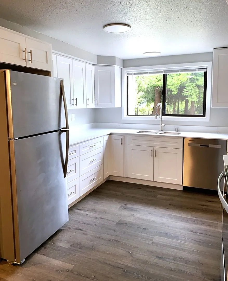 Newly Remodeled 3-bedroom 1 Bath, Spacious Home, All New Appliances and Flooring! — Photo 3