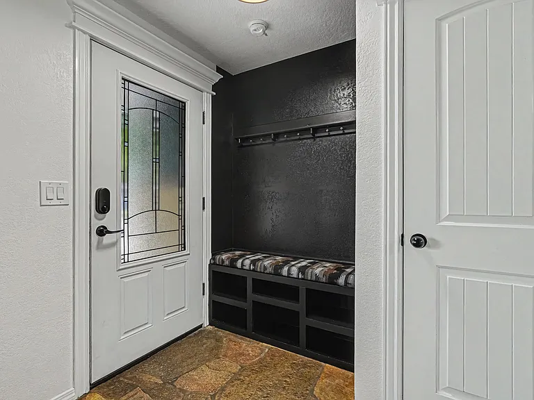 2115 N Courtney Dr — Photo 2