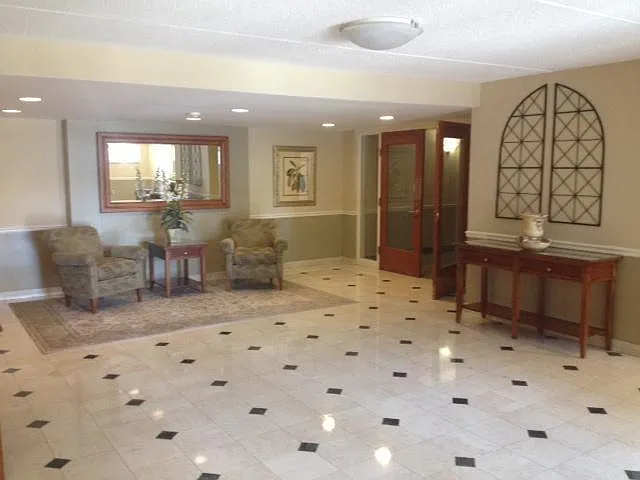 100 Ledgewood Dr — Photo 2
