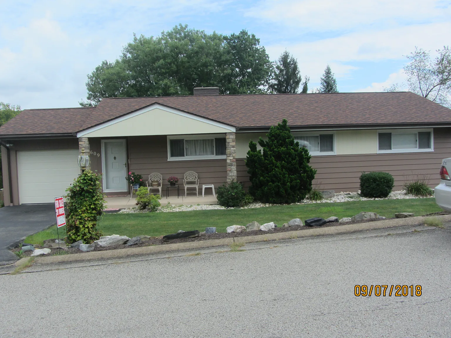 609 Florence St photo 1