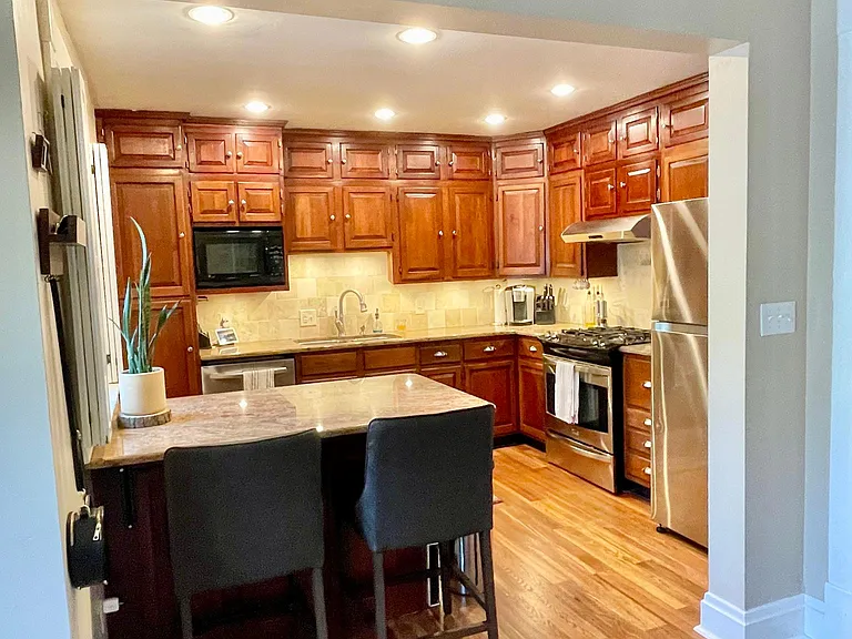1070 City Park Ave — Photo 9