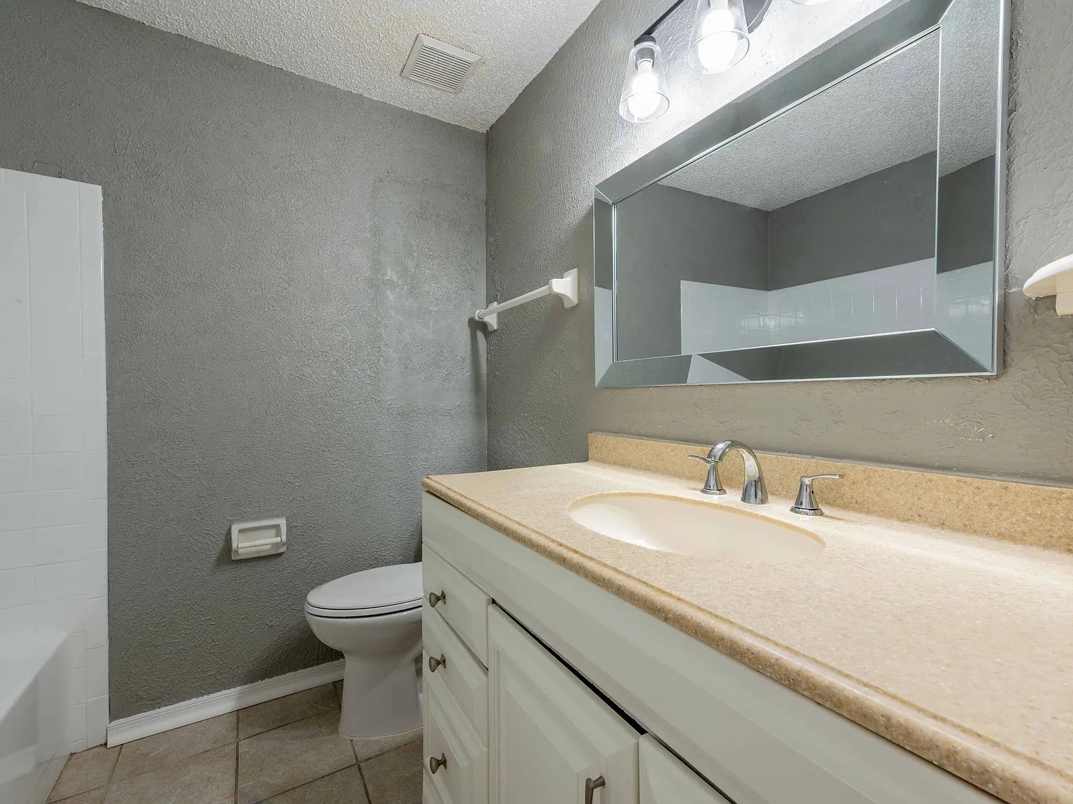 3 bed, 1254 sqft, $1,900 — Photo 4