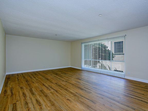 3rd image of 142 S El Molino Ave APT 2