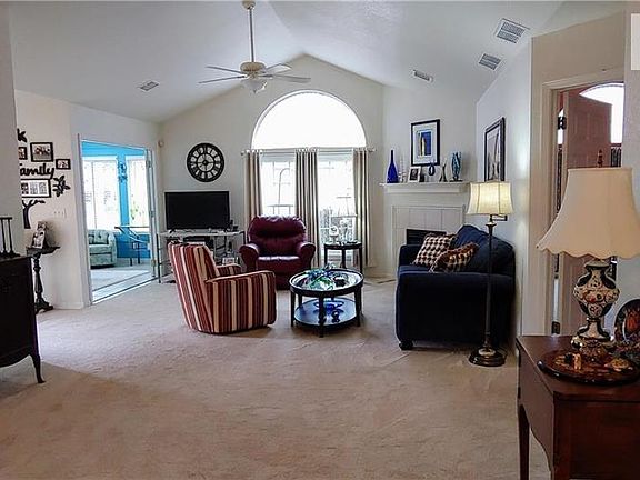 Great open floorplan makes living here easy!