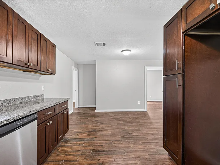 1112 Johnson St — Photo 17
