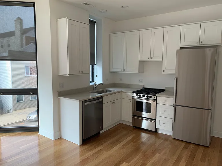 1458 W Blackhawk St #2R — Photo 6