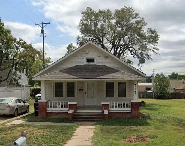 1st image of 717 W 2nd Ave
