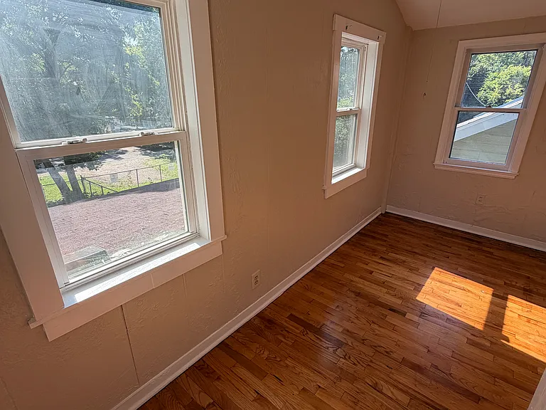 321 S Clemens Ave — Photo 11