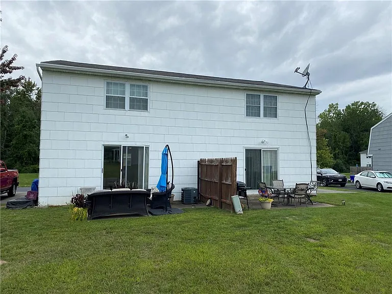 56-58 Willowick Dr — Photo 2