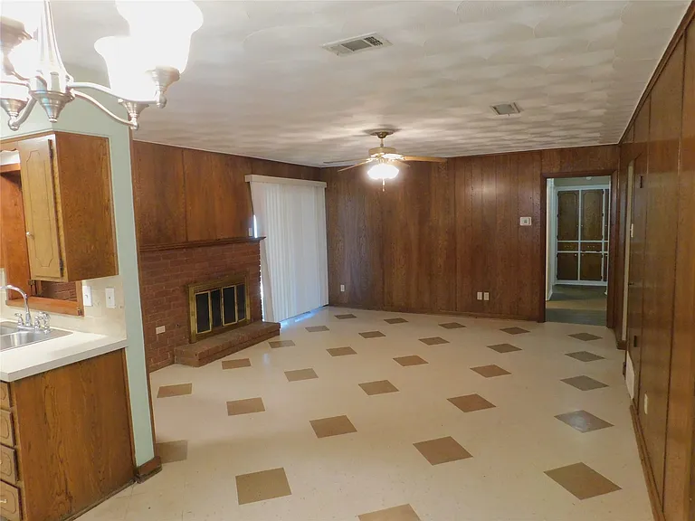 2445 Eastbrook Dr — Photo 9
