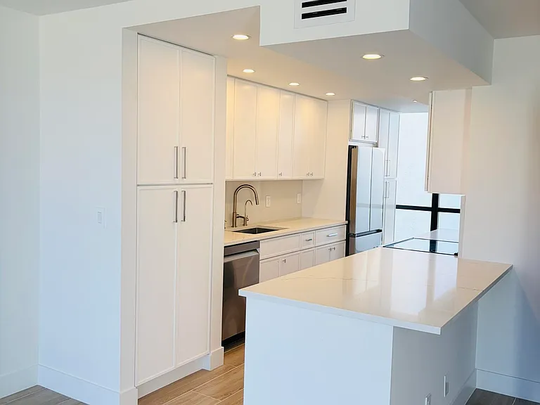 2404 Bridgewood Dr — Photo 2