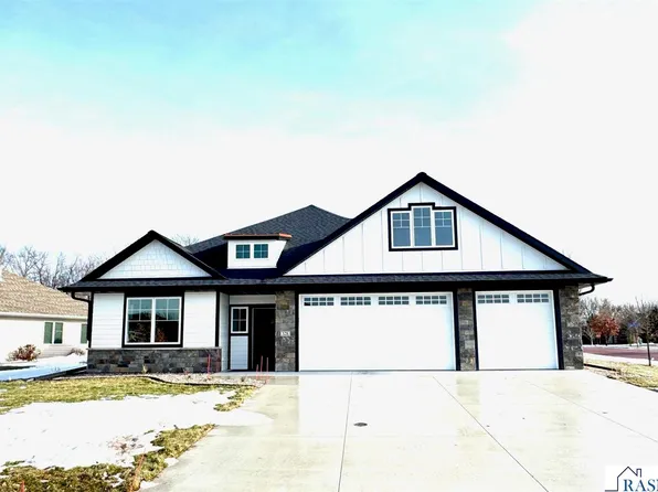 328 Dancing Waters Cir, Mankato, MN 56001