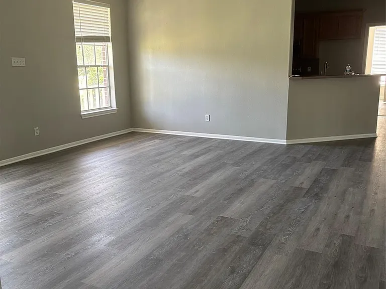 211 Oaks Grande Rd — Photo 4