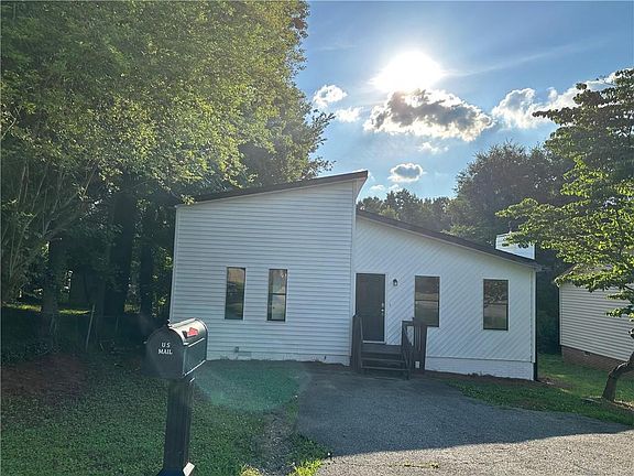 2nd image of 2120 Pinetree Dr