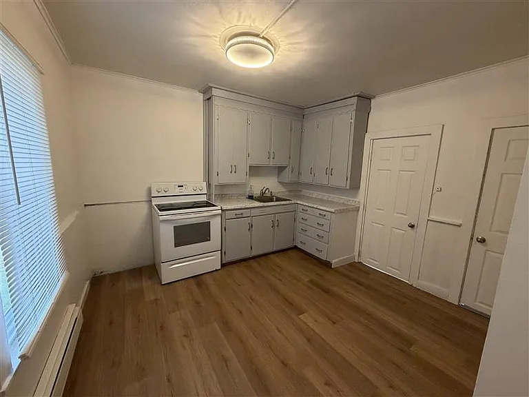242R Valley St — Photo 2
