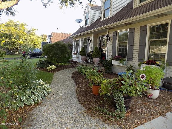 3rd image of 933 Pioneer Ave