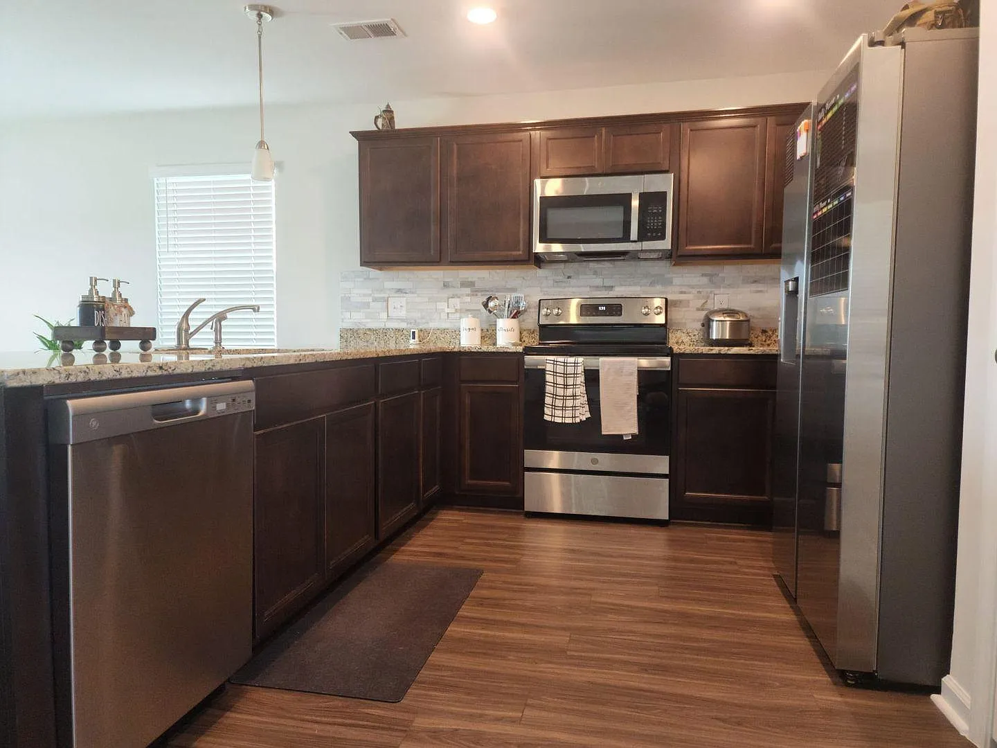 3 bed, 2.5 bath, 1476 sqft, $1,850 — Photo 3